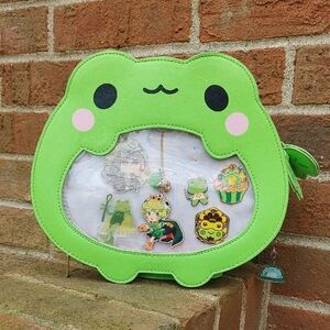 Blushsprout Froggie Ita Bag with Pins (836)